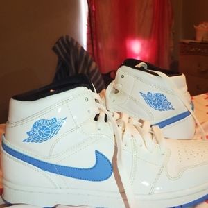 AIR JORDAN

AIR JORDAN 1 RETRO MID "LEGEND BLUE